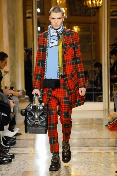 Look 10